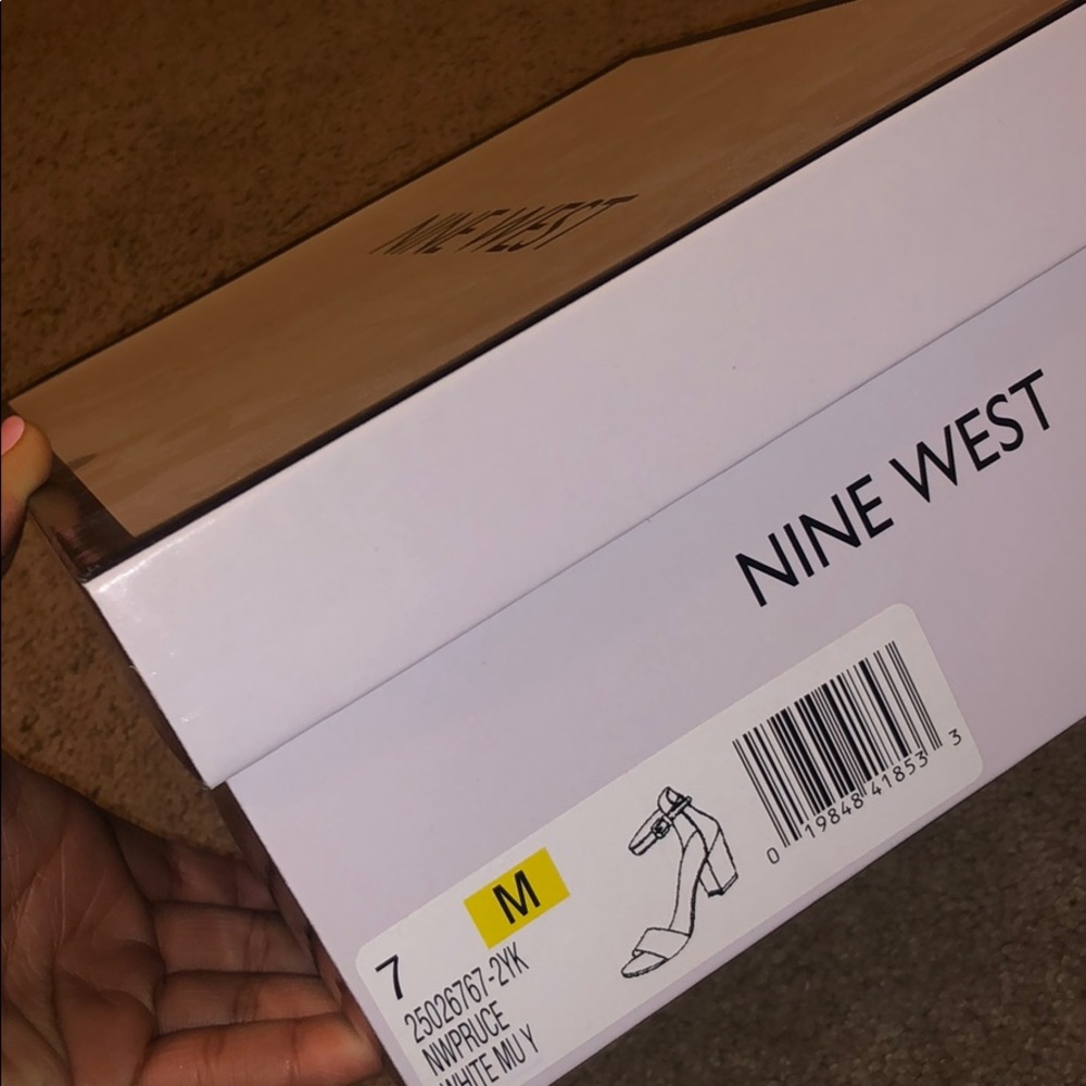 WHITE NINE WEST FLOWER HEELS! - Picture 4 of 4